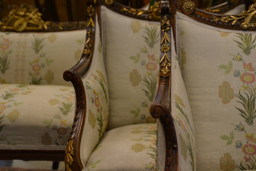 Detail e: DOPPELT 05-4025, ist zurückgeliefert, tho Edle Salongruppe, Frankreich um 1880, bestehend aus einem Canapé, 2 Bergèren, 2 Stühlen und einem ...