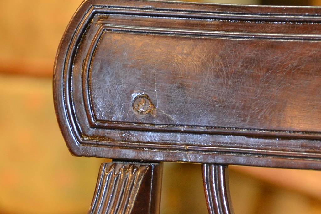 Detail a: Armlehnstuhl, England um 1840, Mahagoni massiv, Rückenlehne l. gebogt, Vorderbeine balusterförmig, Gebr.-Sp., H. ca. 85 cm, Sh. ca. 48 cm