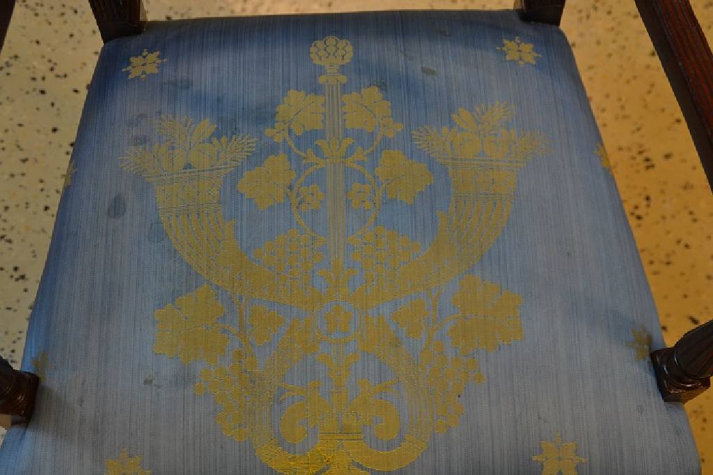 Detail d: Armlehnstuhl, England um 1840, Mahagoni massiv, Rückenlehne l. gebogt, Vorderbeine balusterförmig, Gebr.-Sp., H. ca. 85 cm, Sh. ca. 48 cm