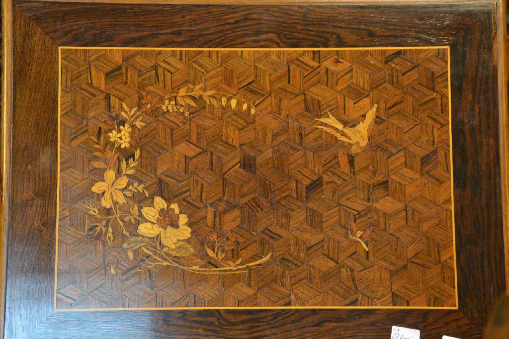 Detail a: Beistelltisch, um 1880, Parkettmarketerie mit feinen Intarsien in Ahorn, Eiche u. Nussbaum, wohl Teil eines "Nest-of-Tables"/Satzes, guter ...