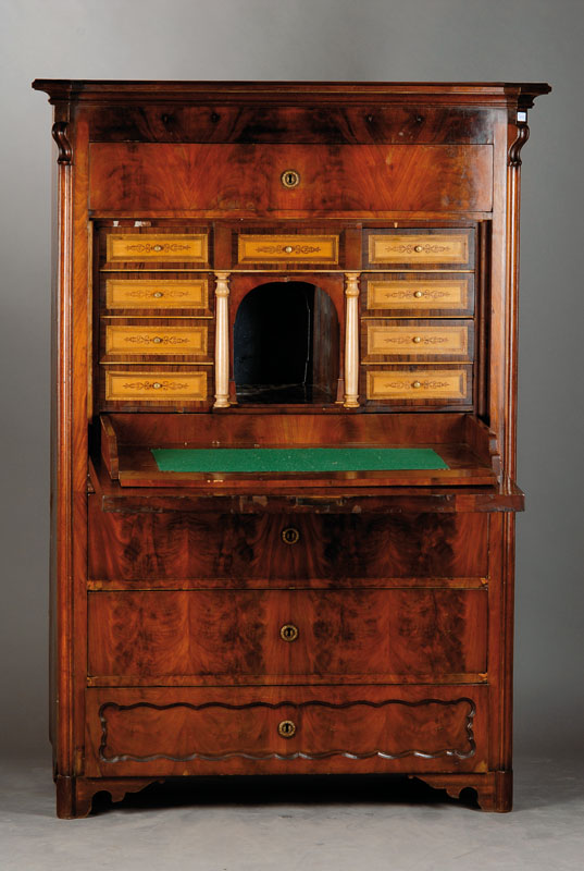 Standsekretär, süddeutsch um 1860/70, KorpusWeichholz, Pyramidenmahagonifurnier doppelt gespiegelt verlegt, Innenleben reich intarsiert in Ahorn, 3 ...