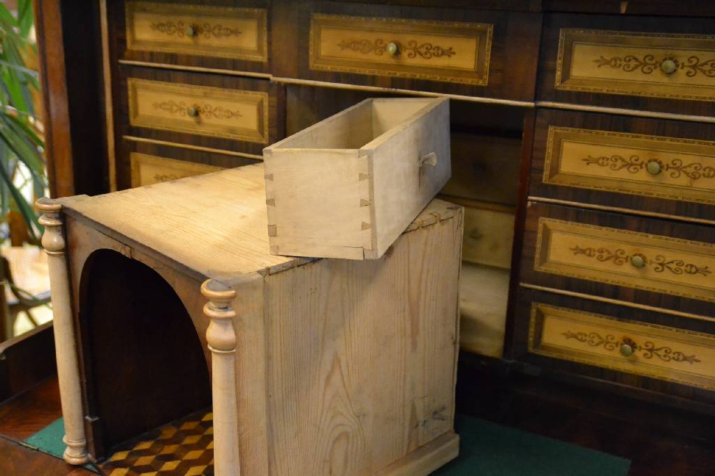 Detail b: Standsekretär, süddeutsch um 1860/70, KorpusWeichholz, Pyramidenmahagonifurnier doppelt gespiegelt verlegt, Innenleben reich intarsiert in Ahorn, 3 ...
