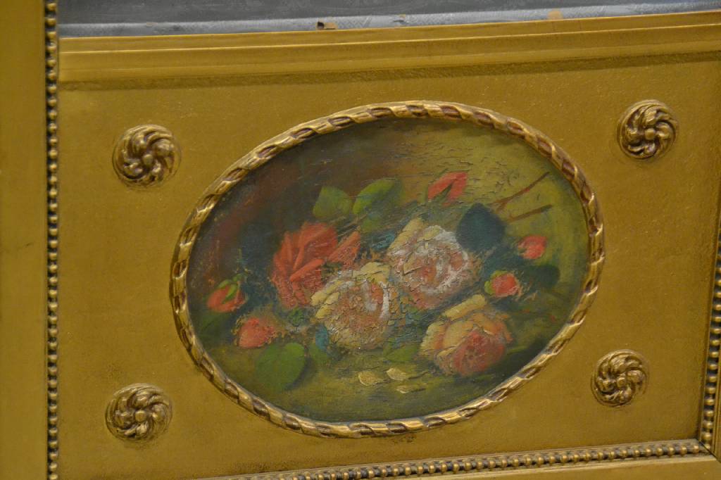 Detail a: Vitrine, wohl Frankreich um 1880/90, im klassizistischem Stil, vielfach unterschiedlichst gefriest, u.a. auch in doppelter Perlleiste, 3-seitig ...