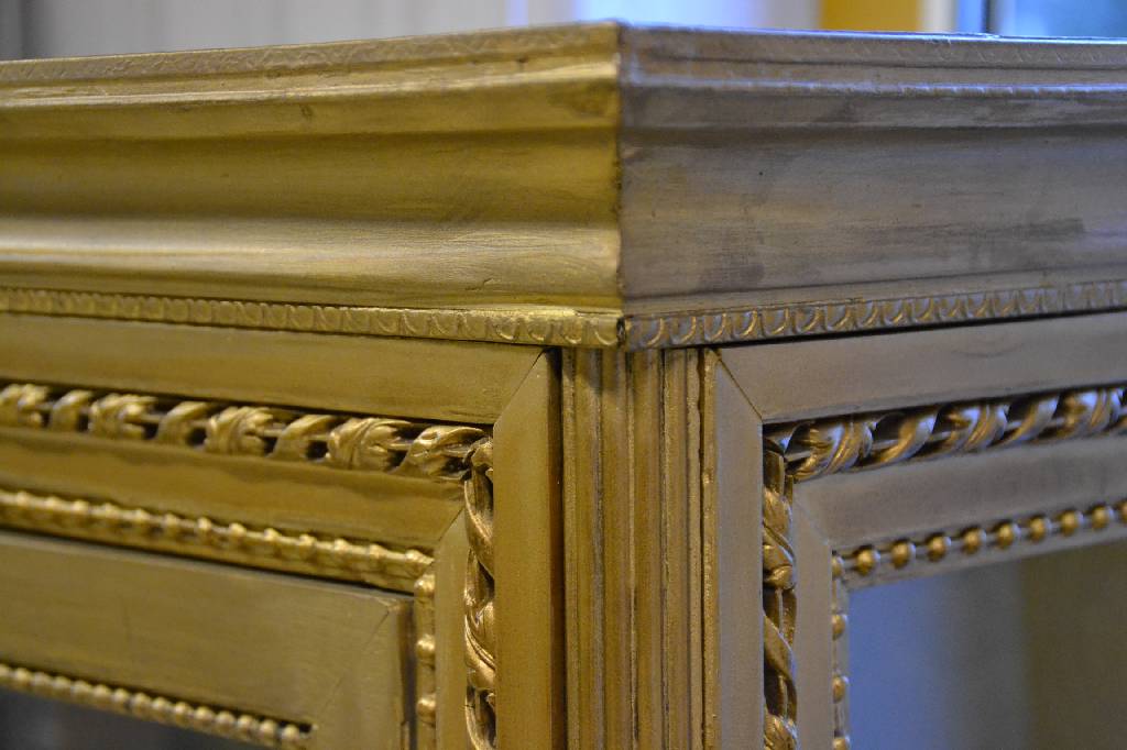 Detail b: Vitrine, wohl Frankreich um 1880/90, im klassizistischem Stil, vielfach unterschiedlichst gefriest, u.a. auch in doppelter Perlleiste, 3-seitig ...