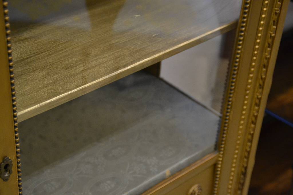 Detail c: Vitrine, wohl Frankreich um 1880/90, im klassizistischem Stil, vielfach unterschiedlichst gefriest, u.a. auch in doppelter Perlleiste, 3-seitig ...