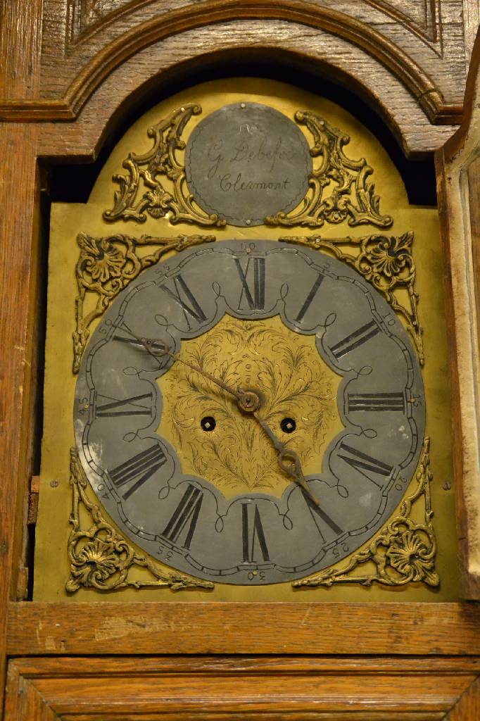 Detail a: Aufsatzvitrine mit Uhr, bergisch um 1800, Eiche massiv, Giebel mit Akanthusblatt-u.- Trauben-Bekrönung, l. geschweift u. doppelt gekröpft, Aufsatz ...