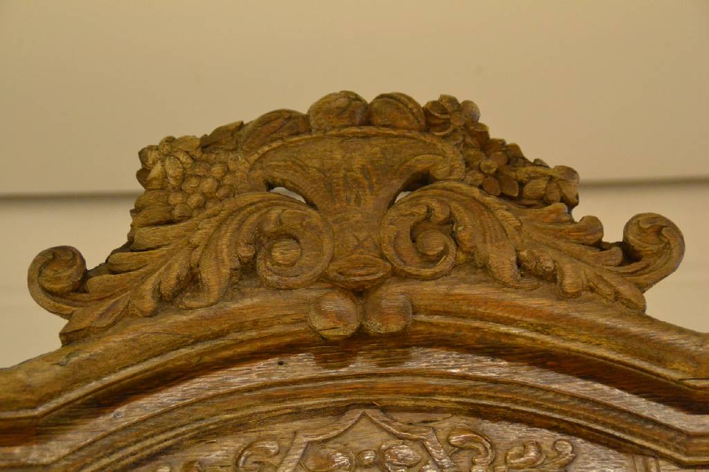 Detail b: Aufsatzvitrine mit Uhr, bergisch um 1800, Eiche massiv, Giebel mit Akanthusblatt-u.- Trauben-Bekrönung, l. geschweift u. doppelt gekröpft, Aufsatz ...