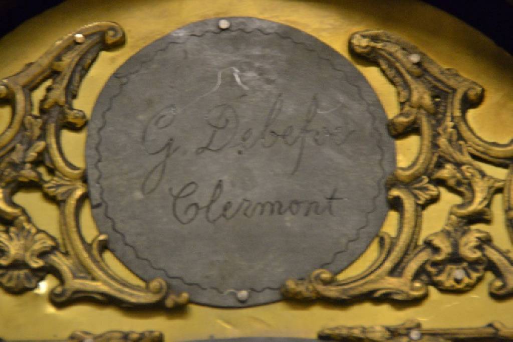 Detail c: Aufsatzvitrine mit Uhr, bergisch um 1800, Eiche massiv, Giebel mit Akanthusblatt-u.- Trauben-Bekrönung, l. geschweift u. doppelt gekröpft, Aufsatz ...