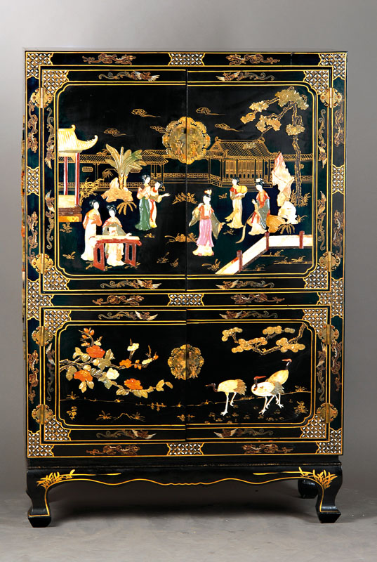 Vielzweckschrank, China 20. Jh., 4-türig, schwarz gelackt mit goldfarbener abstrakter Verzierung, Perlmuteinlagen, Front, Seiten u. Türinnenseiten ...