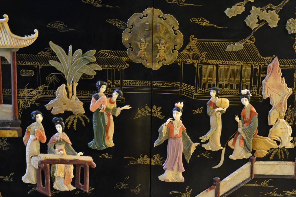 Detail a: Vielzweckschrank, China 20. Jh., 4-türig, schwarz gelackt mit goldfarbener abstrakter Verzierung, Perlmuteinlagen, Front, Seiten u. Türinnenseiten ...