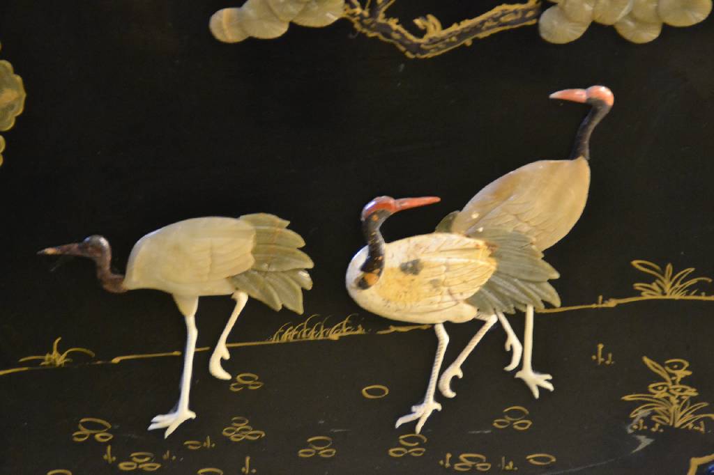 Detail b: Vielzweckschrank, China 20. Jh., 4-türig, schwarz gelackt mit goldfarbener abstrakter Verzierung, Perlmuteinlagen, Front, Seiten u. Türinnenseiten ...