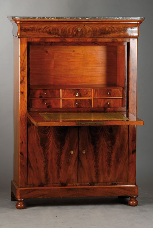 Standsekretär, Elsaß um 1860/70, Korpus Weichholz, Pyramidenmahagonifurnier doppelt gespiegelt verlegt, südfranz. Mamorplatte, oberer Schub mit ...