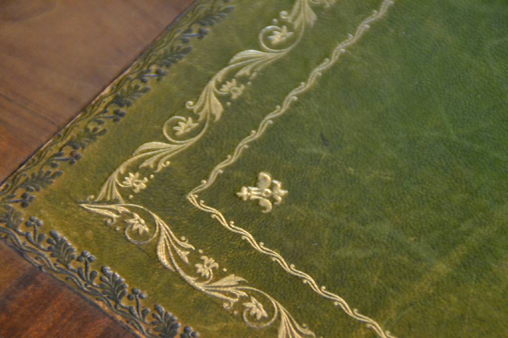 Detail c: Standsekretär, Elsaß um 1860/70, Korpus Weichholz, Pyramidenmahagonifurnier doppelt gespiegelt verlegt, südfranz. Mamorplatte, oberer Schub mit ...