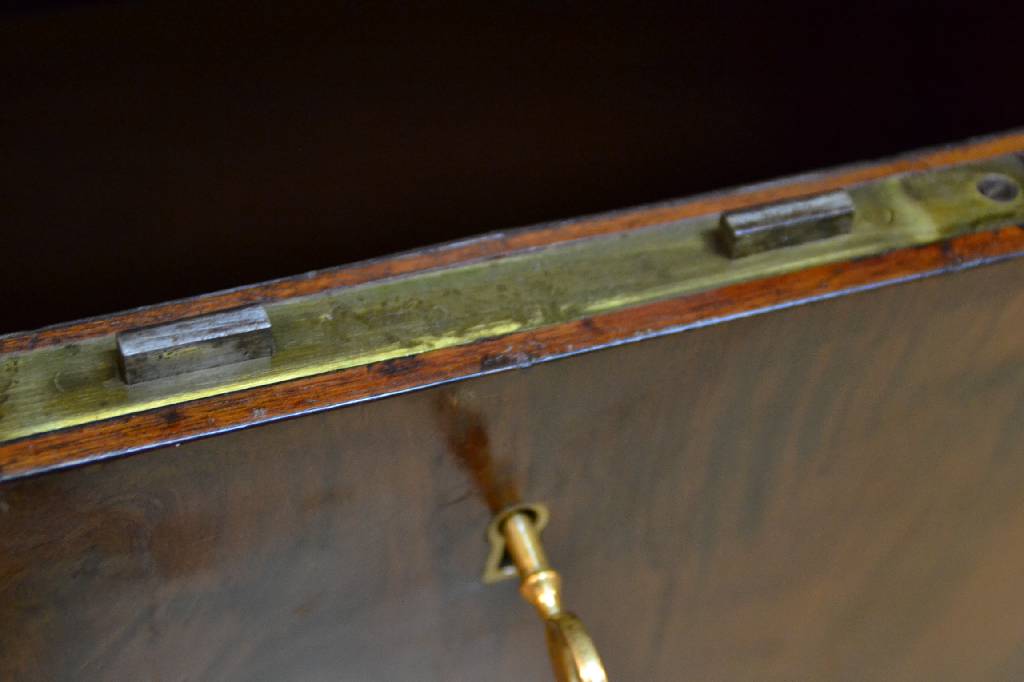 Detail d: Standsekretär, Elsaß um 1860/70, Korpus Weichholz, Pyramidenmahagonifurnier doppelt gespiegelt verlegt, südfranz. Mamorplatte, oberer Schub mit ...