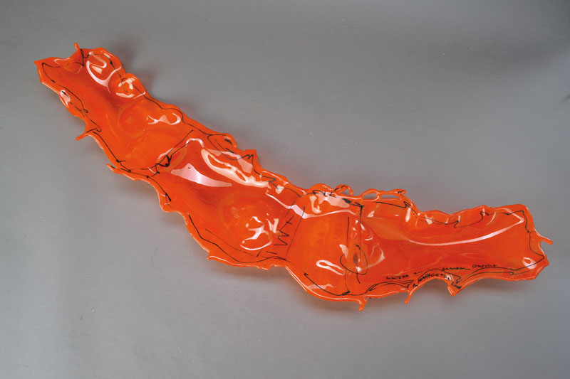 Magdalena Maihöfer, Glaskünstlerin aus Herxheim, Skizze zu orangenem Objekt, orangefarbenes Glas schwarz bemalt, betitelt und signiert, ca. 95x20cm