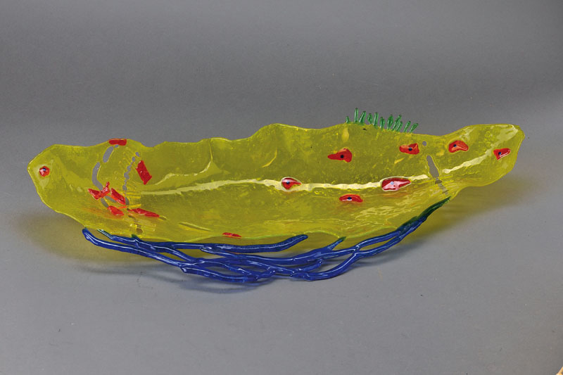 Magdalena Maihöfer, Glaskünstlerin aus Herxheim, Frutti die Mare, Glasobjekt aus bunten Gläsern, signiert und betitelt, ca. 69x26cm