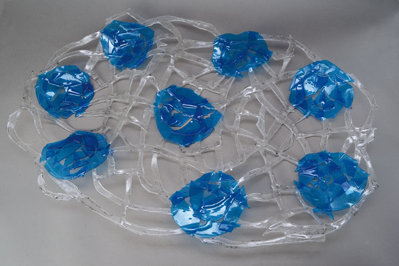 Magdalena Maihöfer, Glaskünstlerin aus Herxheim, Rosenfluße, farbloses und türkisfarbenes Glas, signiert, Unikat, ca. 91x61cm