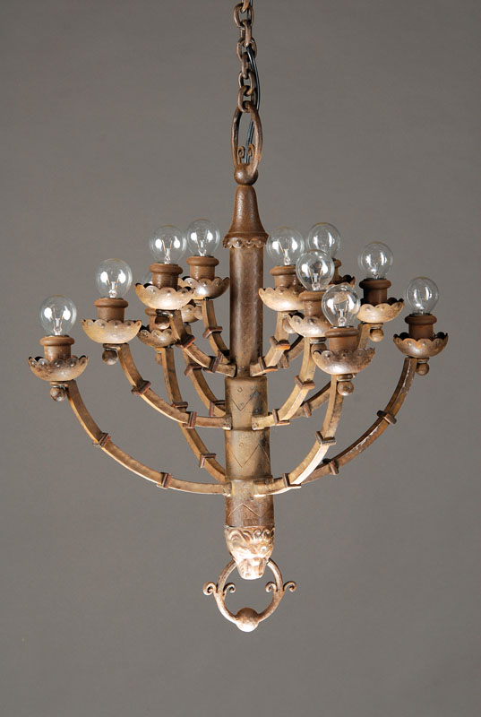 Deckenleuchte, deutsch, um 1900/10, wohl Judaika, 12 Brennstellen, mittlerer Stab in Form eines Löwenkopfes auslaufend, H. ohne Kette ca. 65 cm, ...
