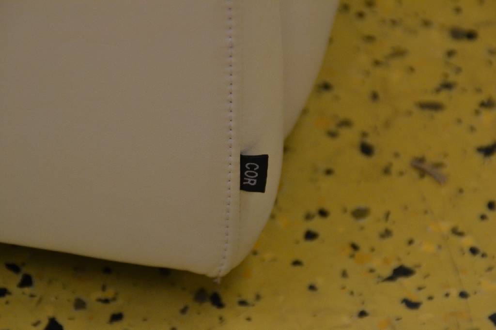 Detail b: Paar Clubsessel, Firma Cor, Modell "Quant", Desiger: Alfred Kleene & Garbiele Assmann, umlaufend gepolstert, kubische Formgebung, mit ...