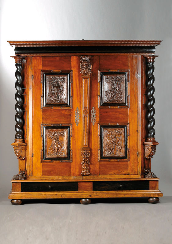 Renaissanceschrank, sog. Fassadenschrank, Augsburg um 1680, Nussbaum furniert, Weichholzkorpus, Giebel mit Wulst-Fries, vielfach getreppt mit ...