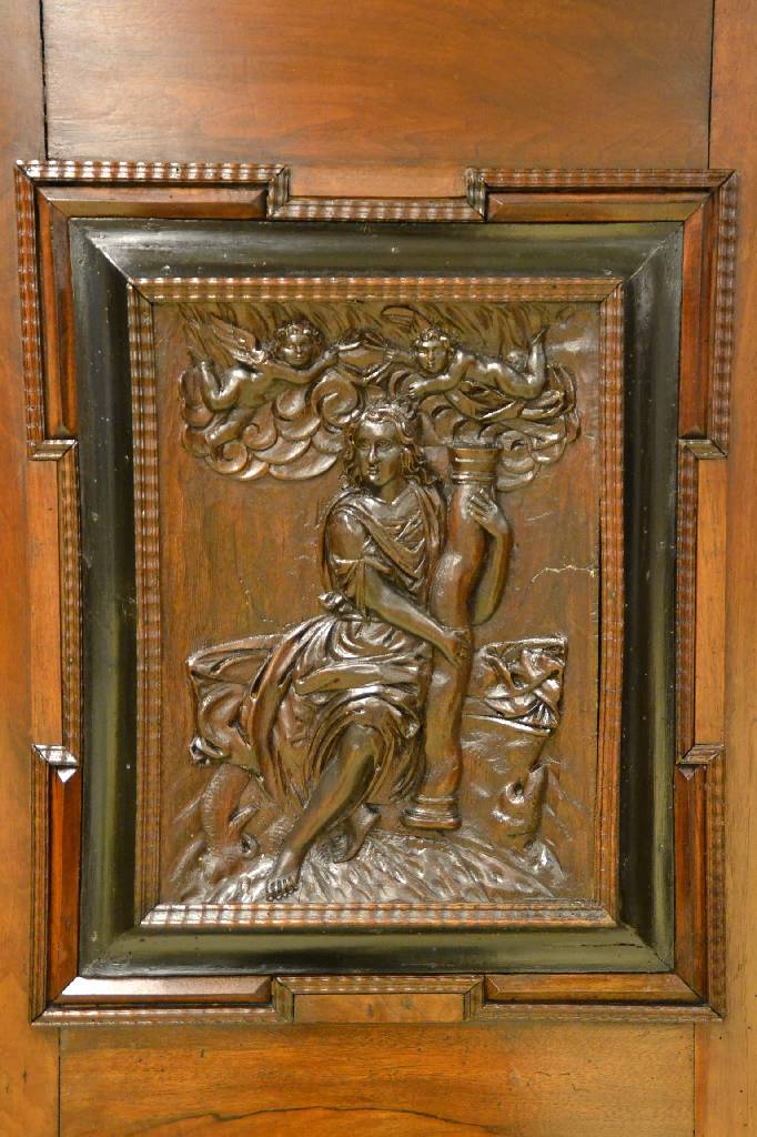 Detail a: Renaissanceschrank, sog. Fassadenschrank, Augsburg um 1680, Nussbaum furniert, Weichholzkorpus, Giebel mit Wulst-Fries, vielfach getreppt mit ...