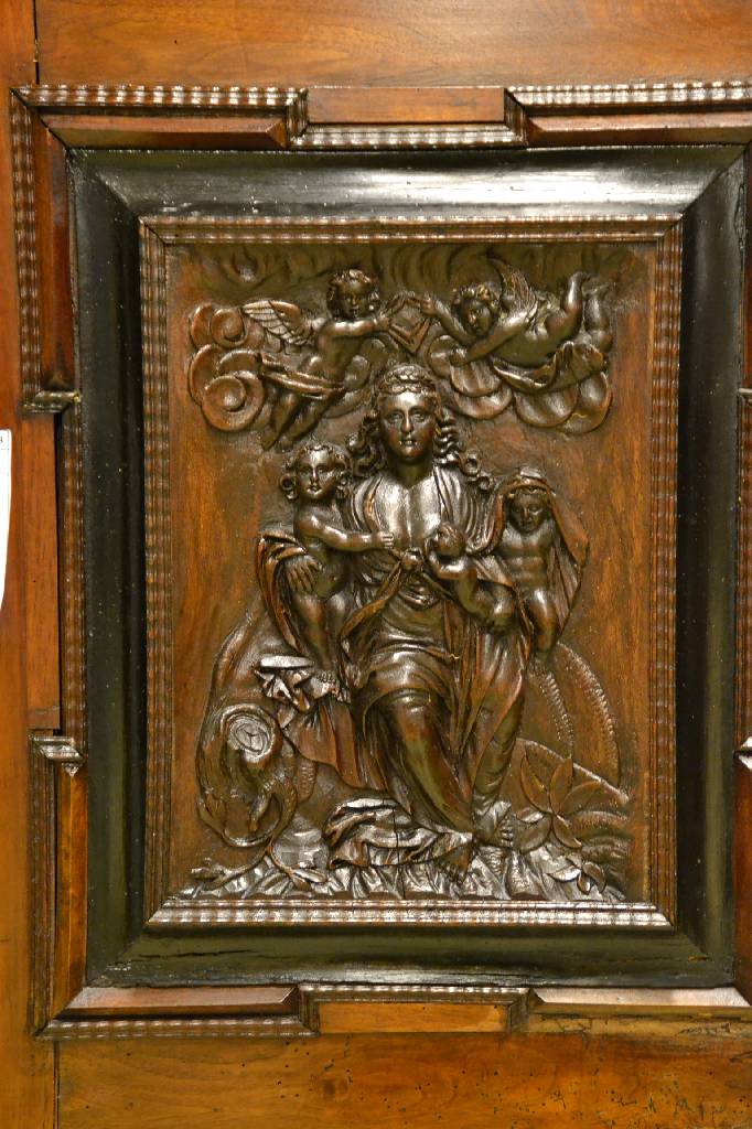 Detail b: Renaissanceschrank, sog. Fassadenschrank, Augsburg um 1680, Nussbaum furniert, Weichholzkorpus, Giebel mit Wulst-Fries, vielfach getreppt mit ...
