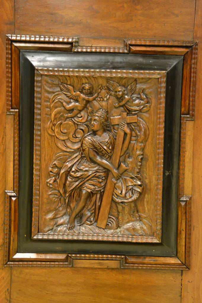 Detail c: Renaissanceschrank, sog. Fassadenschrank, Augsburg um 1680, Nussbaum furniert, Weichholzkorpus, Giebel mit Wulst-Fries, vielfach getreppt mit ...