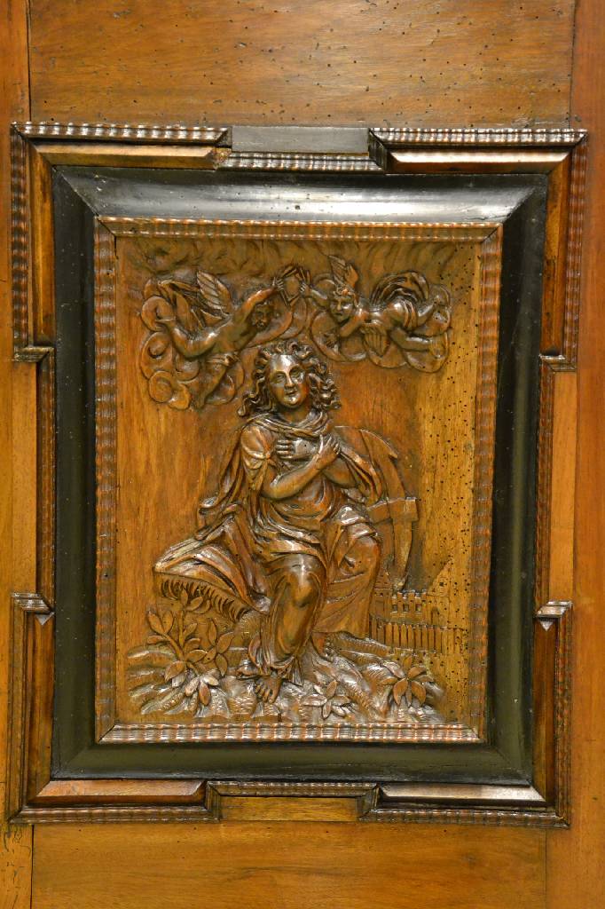 Detail d: Renaissanceschrank, sog. Fassadenschrank, Augsburg um 1680, Nussbaum furniert, Weichholzkorpus, Giebel mit Wulst-Fries, vielfach getreppt mit ...