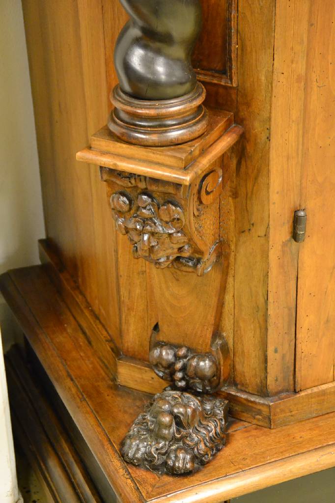 Detail e: Renaissanceschrank, sog. Fassadenschrank, Augsburg um 1680, Nussbaum furniert, Weichholzkorpus, Giebel mit Wulst-Fries, vielfach getreppt mit ...