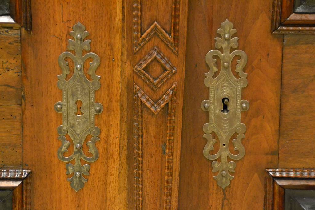 Detail g: Renaissanceschrank, sog. Fassadenschrank, Augsburg um 1680, Nussbaum furniert, Weichholzkorpus, Giebel mit Wulst-Fries, vielfach getreppt mit ...