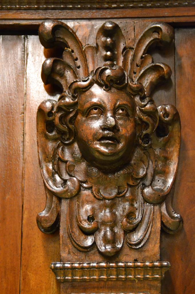 Detail h: Renaissanceschrank, sog. Fassadenschrank, Augsburg um 1680, Nussbaum furniert, Weichholzkorpus, Giebel mit Wulst-Fries, vielfach getreppt mit ...