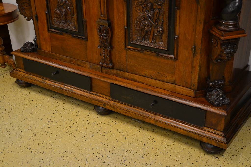 Detail i: Renaissanceschrank, sog. Fassadenschrank, Augsburg um 1680, Nussbaum furniert, Weichholzkorpus, Giebel mit Wulst-Fries, vielfach getreppt mit ...