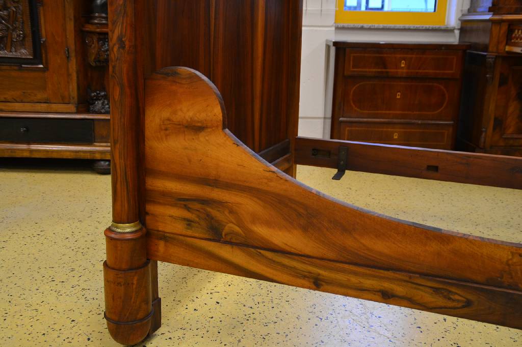 Detail a: Bett, wohl Frankreich um 1800, Nussbaum massiv, wohl Teil eines abgeglichenen Zimmers,Kopf- u. Fußende gleich: einseitige Vollsäule mit ziselierten ...