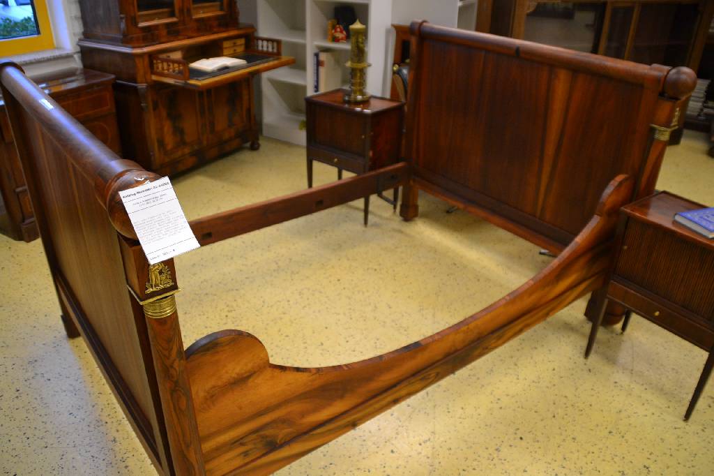 Detail b: Bett, wohl Frankreich um 1800, Nussbaum massiv, wohl Teil eines abgeglichenen Zimmers,Kopf- u. Fußende gleich: einseitige Vollsäule mit ziselierten ...