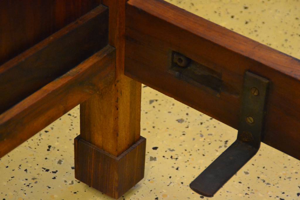 Detail c: Bett, wohl Frankreich um 1800, Nussbaum massiv, wohl Teil eines abgeglichenen Zimmers,Kopf- u. Fußende gleich: einseitige Vollsäule mit ziselierten ...