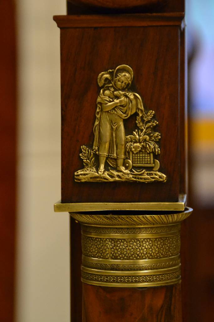 Detail d: Bett, wohl Frankreich um 1800, Nussbaum massiv, wohl Teil eines abgeglichenen Zimmers,Kopf- u. Fußende gleich: einseitige Vollsäule mit ziselierten ...