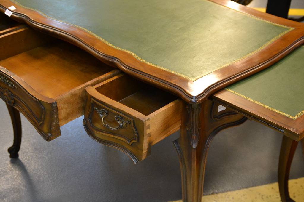 Detail a: Schreibtisch, sog. Bureau plat, für Damen, um 1960, allseitig geschwungen und geschnitzt, mittlere Schublade abschließbar, seitlich mit ...