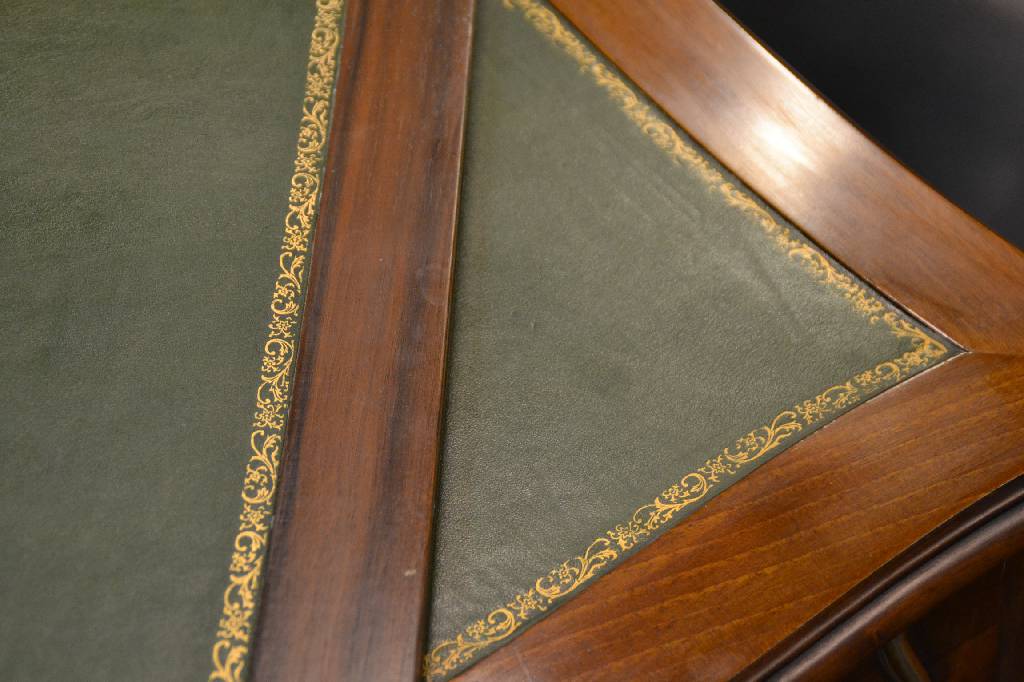 Detail b: Schreibtisch, sog. Bureau plat, für Damen, um 1960, allseitig geschwungen und geschnitzt, mittlere Schublade abschließbar, seitlich mit ...