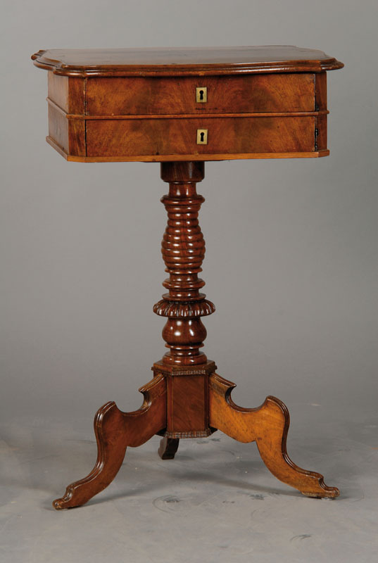 kleines Nähtischchen, um 1880, Nussbaumfurnier doppelt gespiegelt furniert, 2schübig, oben mit Einteilung und Nadelkissen, reich balustrierte ...