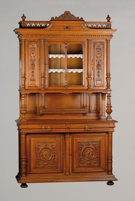 Gründerzeit-Buffet, Belgien um 1880/90, Eiche massiv, fassadenhafter Aufbau, Giebel mit Akanthusblatt- u. Muschelbekrönung, umlaufendes ...