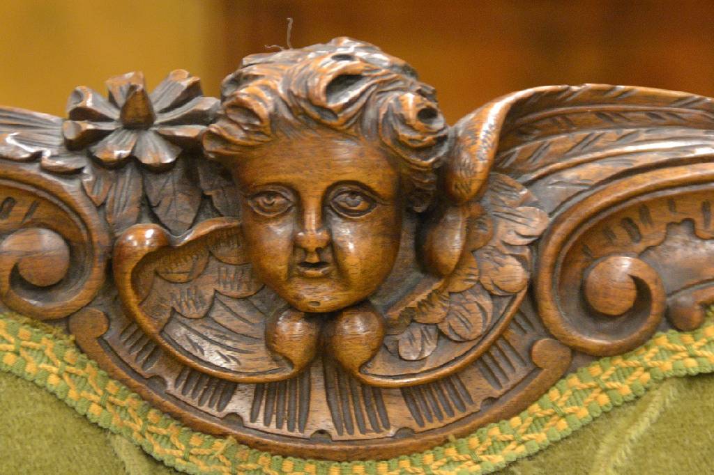 Detail a: Salongruppe, deutsch um 1900, Nussbaum massiv, bestehend aus einer Bank, 2 Sessel undeinem Salontischchen, Sitzmöbel in gleichem Dekor: ...