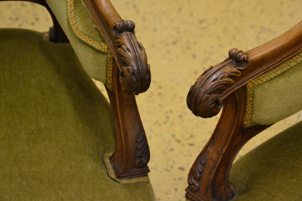 Detail b: Salongruppe, deutsch um 1900, Nussbaum massiv, bestehend aus einer Bank, 2 Sessel undeinem Salontischchen, Sitzmöbel in gleichem Dekor: ...