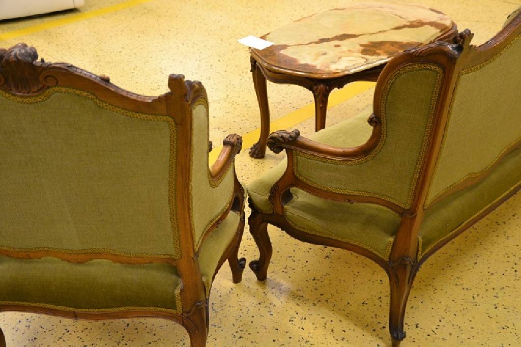 Detail c: Salongruppe, deutsch um 1900, Nussbaum massiv, bestehend aus einer Bank, 2 Sessel undeinem Salontischchen, Sitzmöbel in gleichem Dekor: ...