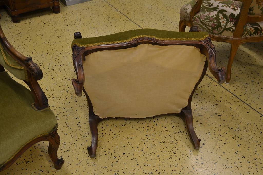 Detail d: Salongruppe, deutsch um 1900, Nussbaum massiv, bestehend aus einer Bank, 2 Sessel undeinem Salontischchen, Sitzmöbel in gleichem Dekor: ...
