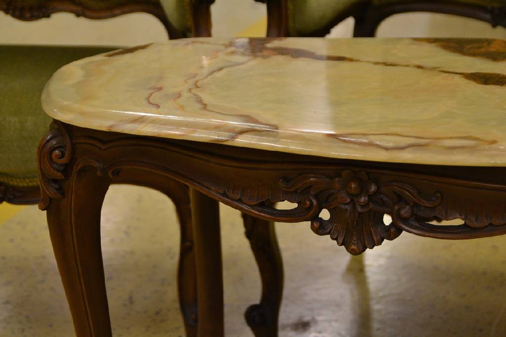 Detail e: Salongruppe, deutsch um 1900, Nussbaum massiv, bestehend aus einer Bank, 2 Sessel undeinem Salontischchen, Sitzmöbel in gleichem Dekor: ...