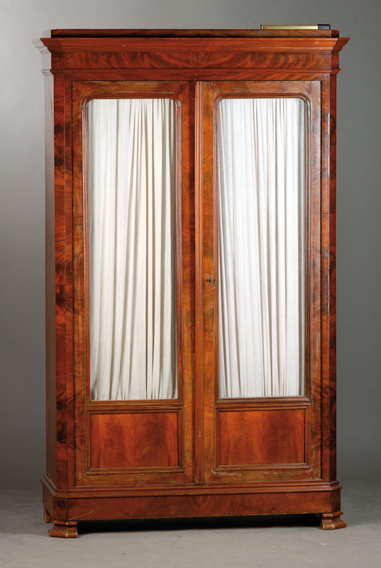 Vitrine, mitteldeutsch um 1880, Pyramidenmahagonifurnier z.T. achsensymmetrisch auf Weichholzkorpus verlegt, Türen je verglast, Innen 5 ...