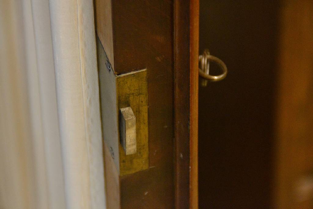 Detail b: Vitrine, mitteldeutsch um 1880, Pyramidenmahagonifurnier z.T. achsensymmetrisch auf Weichholzkorpus verlegt, Türen je verglast, Innen 5 ...