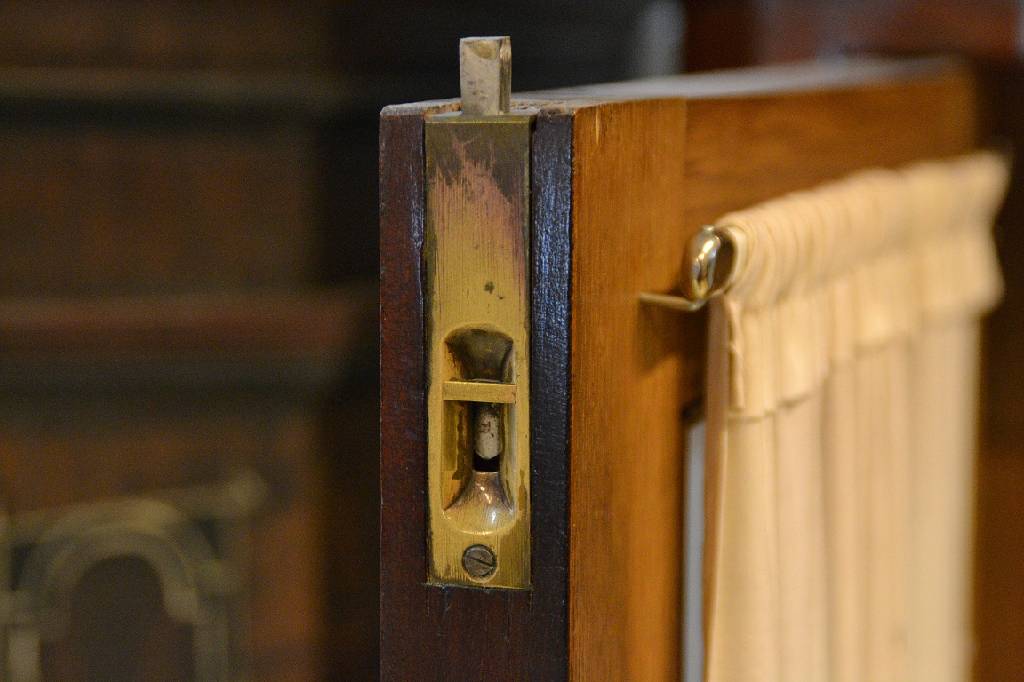 Detail c: Vitrine, mitteldeutsch um 1880, Pyramidenmahagonifurnier z.T. achsensymmetrisch auf Weichholzkorpus verlegt, Türen je verglast, Innen 5 ...