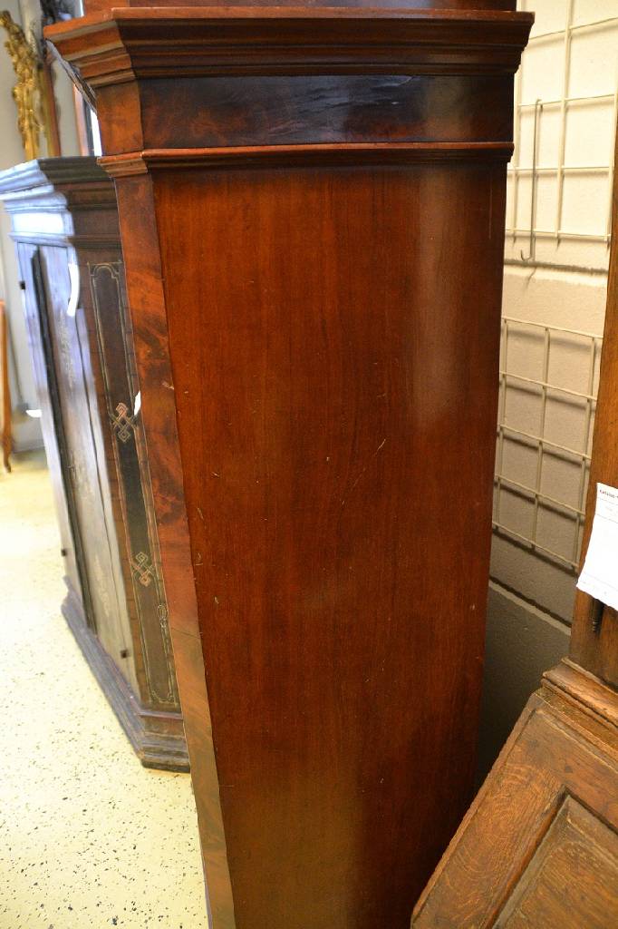 Detail d: Vitrine, mitteldeutsch um 1880, Pyramidenmahagonifurnier z.T. achsensymmetrisch auf Weichholzkorpus verlegt, Türen je verglast, Innen 5 ...