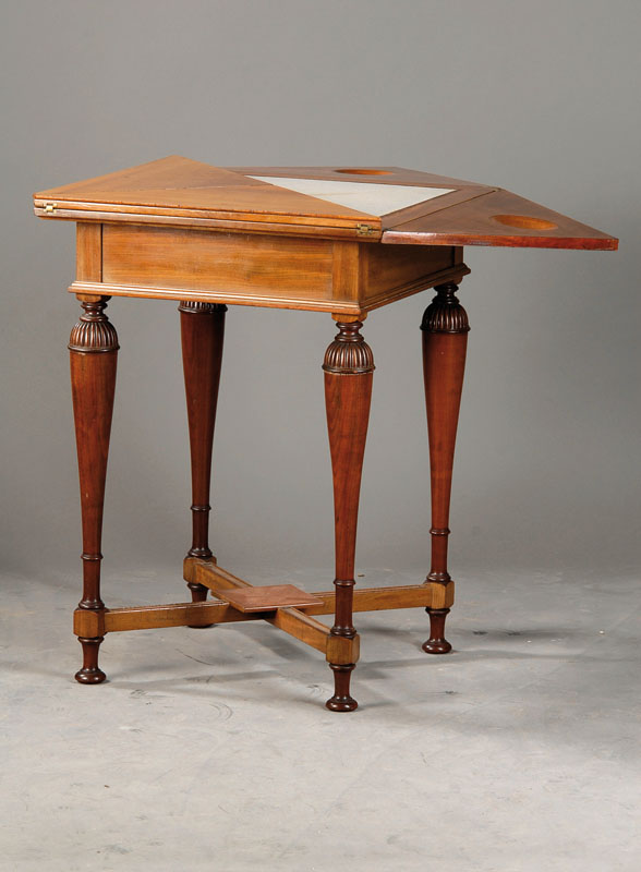 Spieltisch, deutsch um 1880/90, Nussbaum furniert, Platte drehbar u. 4-fach aufklappbar, beschnitzte Mulden für Spielsteine, Balustersäulen mit ...